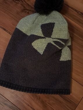 Under Armour Two-Tone Green and Gray Pom Beanie